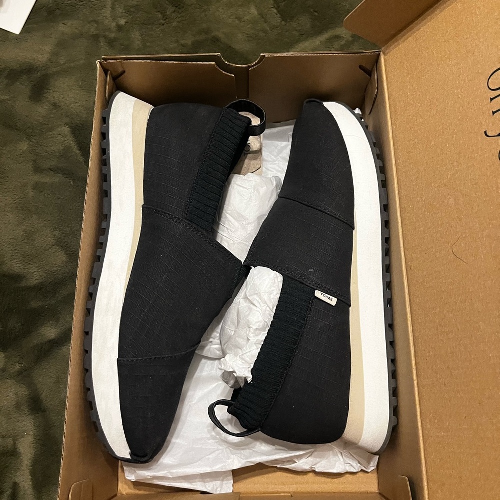 Toms Black Slip-On Sneakers women’s 9.5 Alpargata Resident slip on